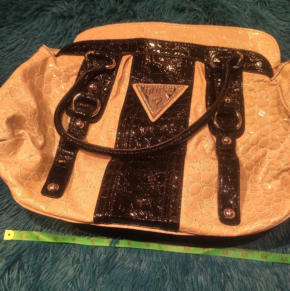Guess purse - Picture 3 of 8